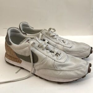 Nike DBreak-Type Pagoda US 9 White/White/Volt/Galactic Jade
Style: CZ9926-100